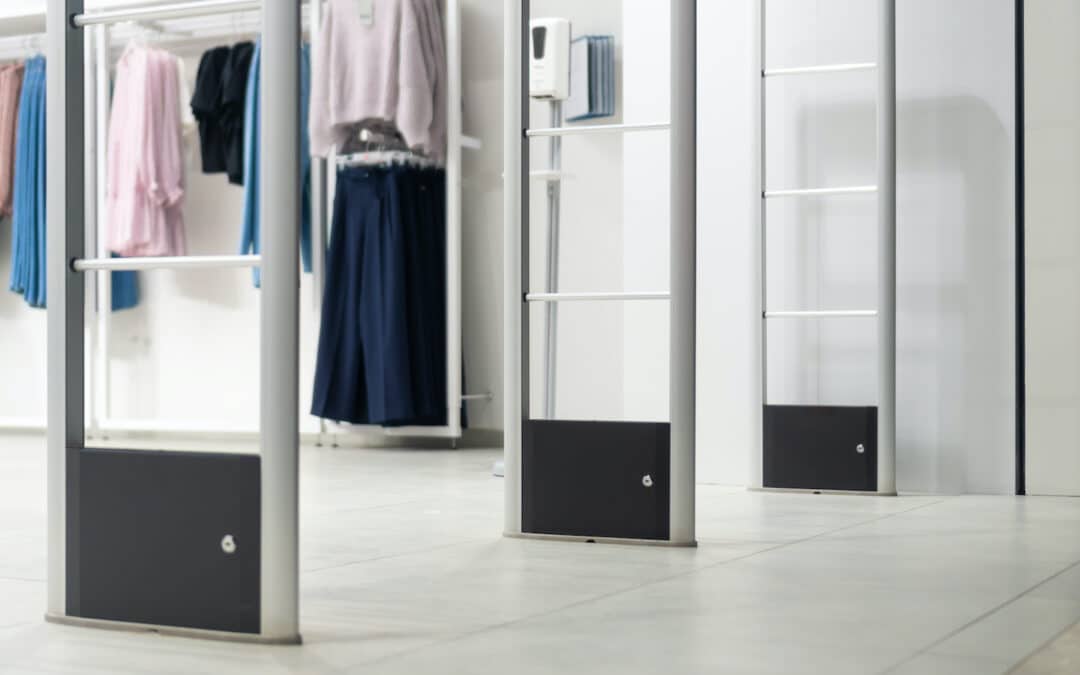 PORTIQUES ANTIVOLS A L&rsquo;ENTREE D&rsquo;UNE BOUTIQUE LACOSTE : SECTEUR Lyon – Chassieu